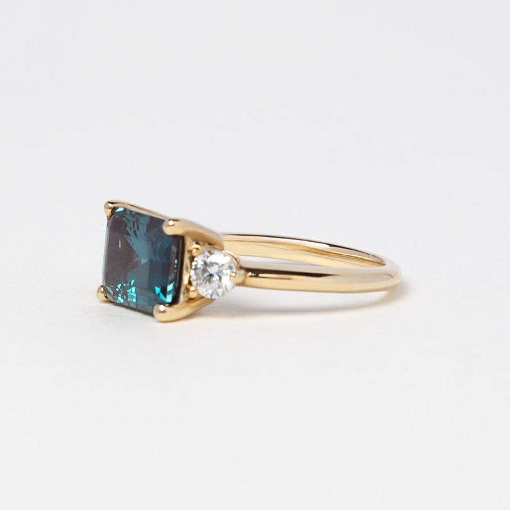 alexandrite-east-west-diamond-unique-engagement-ring-yellow-gold-side4