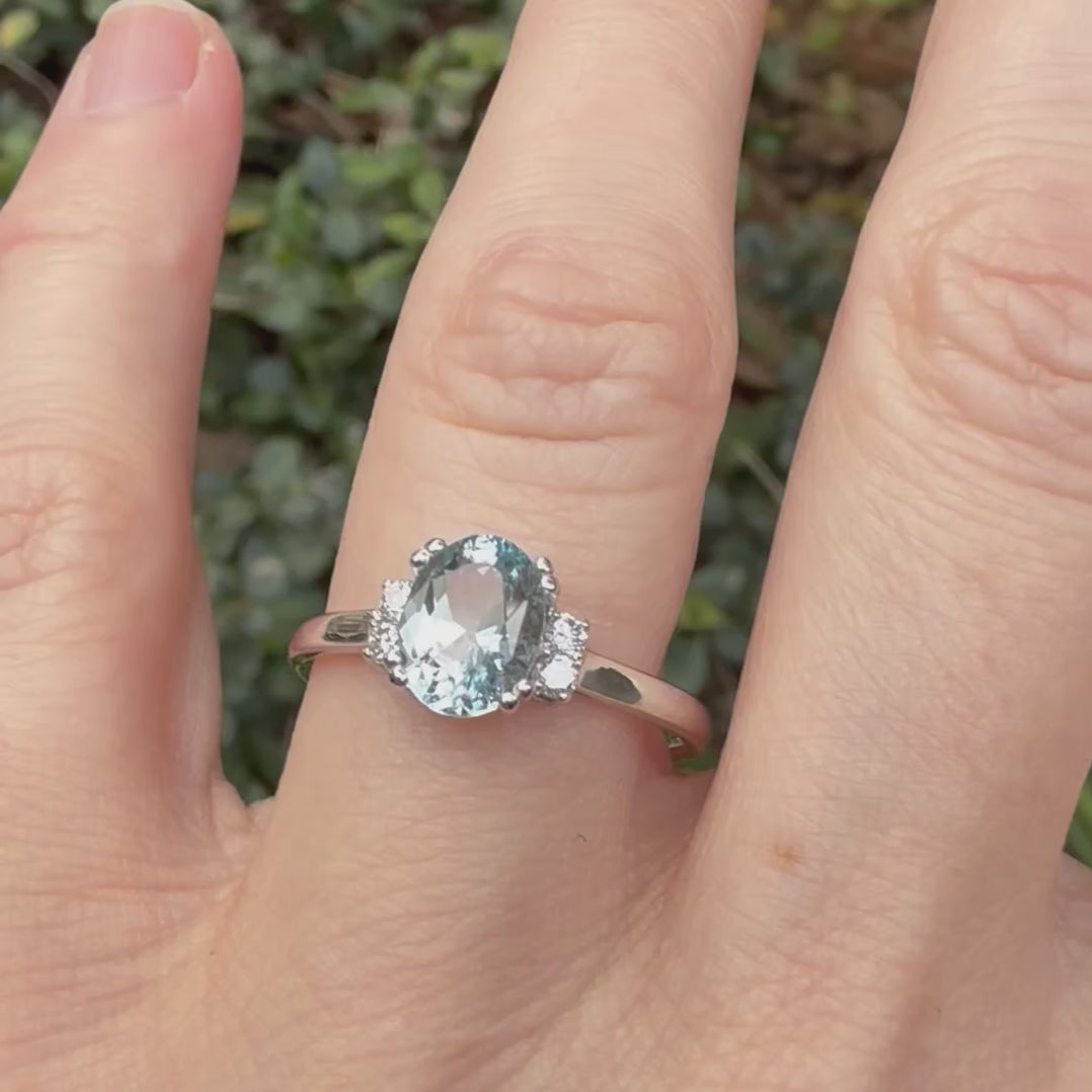 oval-aquamarine-diamond-engagement-ring


